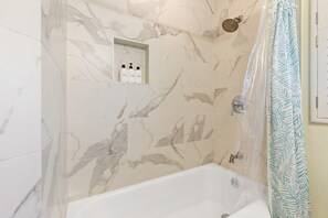 Nhà, quang cảnh vườn (3 Bedrooms) | Phòng tắm | Khăn tắm 