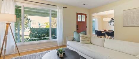 House (3 Bedrooms) | Living area