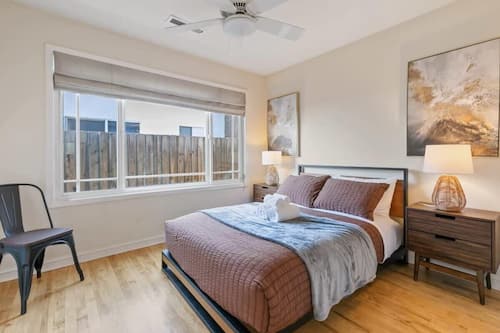 Huis, uitzicht op tuin (3 Bedrooms) | 3 slaapkamers, een laptopwerkplek, een strijkplank/strijkijzer