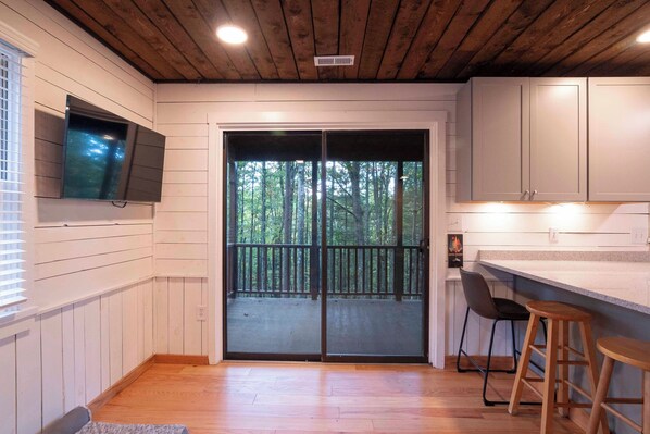 Interior - Charming 4-bedroom cabin with WiFi, AC in Bryce Resort (Mount Jackson)