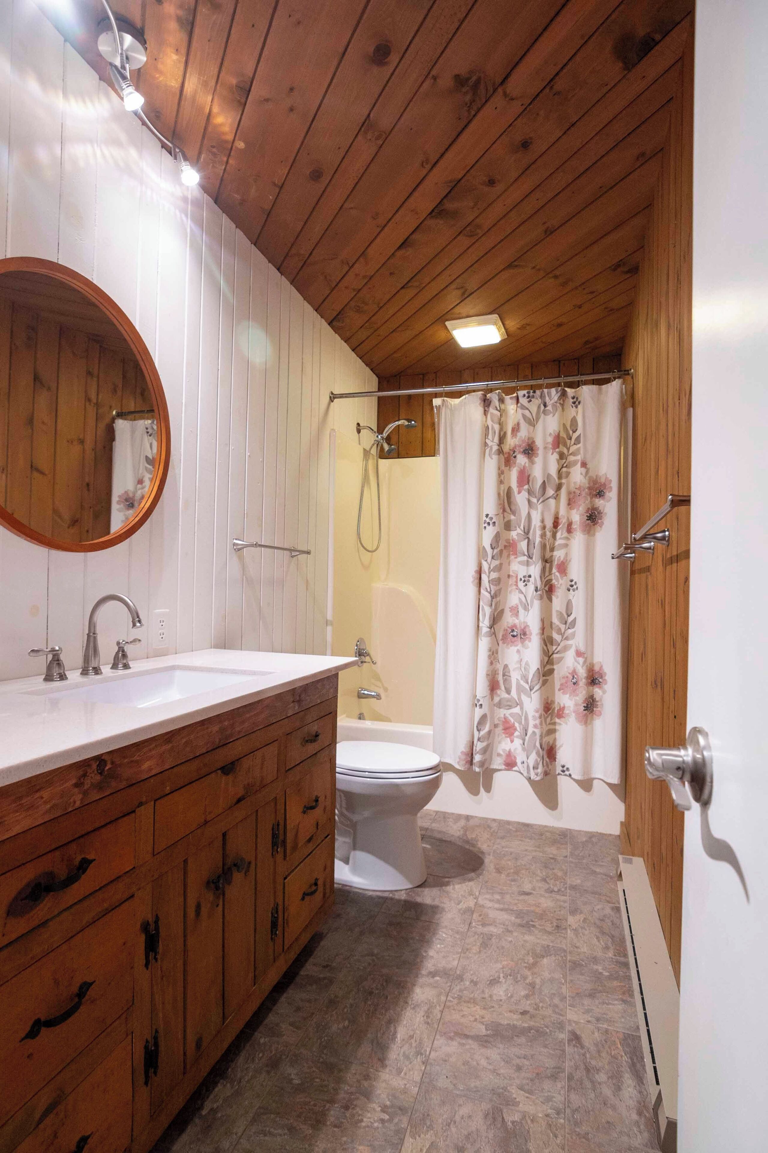 Douche, sèche-cheveux, serviettes fournies, savon