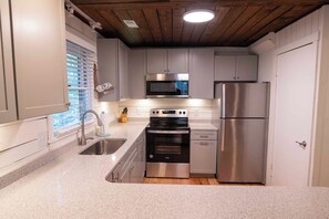 Fridge, microwave, oven, stovetop - Charming 4-bedroom cabin with WiFi, AC in Bryce Resort (Mount Jackson)