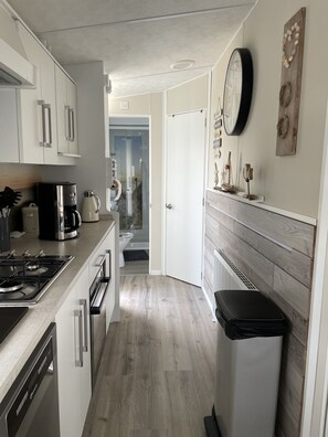 Kjøleskap, ovn, oppvaskmaskin og kaffetrakter/tekoker