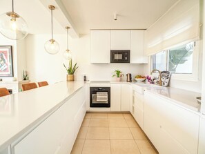 Refrigerador, microondas, horno y lavavajillas