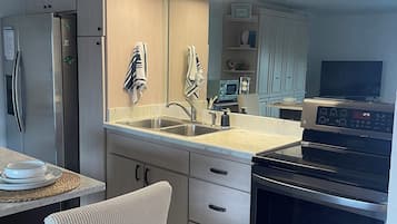 Een koelkast, een magnetron, een oven, een kookplaat