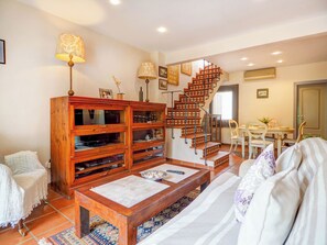 TV - Montroig Zen Penthouse by Hello Homes Sitges (Sitges)