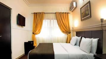 Habitación económica, balcón, vista a la ciudad | Escritorio, espacio para trabajar con laptop y cortinas blackout