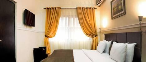 Bureau, espace de travail pour ordinateur portable, rideaux occultants