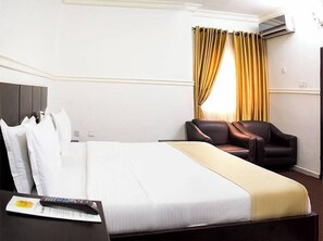 Quarto econômico, sacada, vista para a cidade | 1 quarto, escrivaninha, espaço de trabalho para notebook