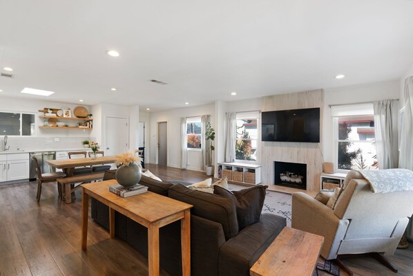 Smart-TV, Kamin, Computerbildschirme, Drucker