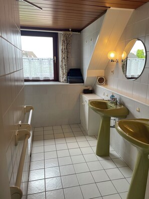 Dusche, Handtücher, Seife, Toilettenpapier