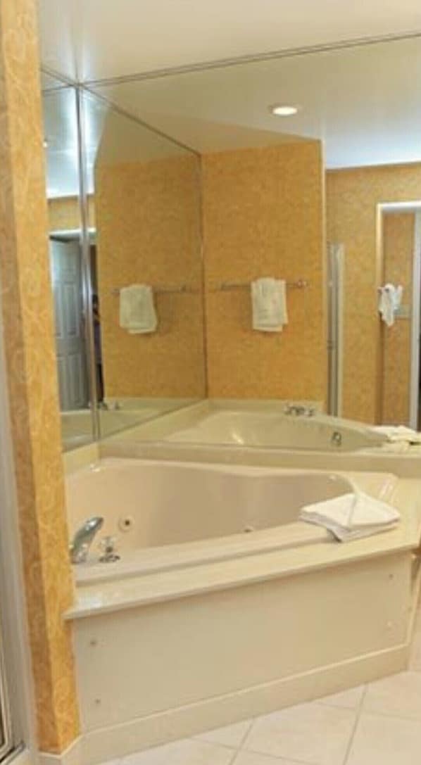 Bañera de hidromasaje, secador de pelo, toallas