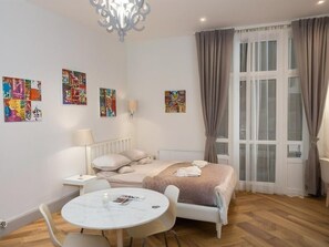 1 habitación, tabla de planchar con plancha, wifi gratis y ropa de cama
