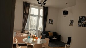 Een compact woongedeelte met een eethoek, een bank en een bed.