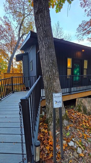 Property grounds - Firefly1 - luxury treehouse, hot tub, lake access, ample parking, full kitchen (Eureka Springs)