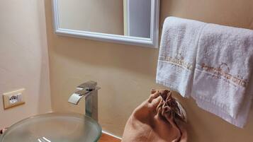 Haartrockner, Bidet, Handtücher, Seife