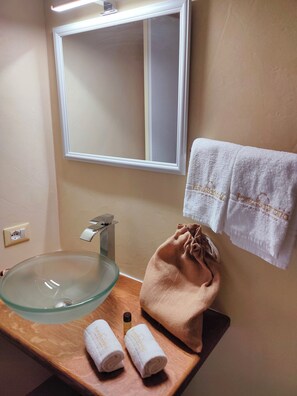 Hårtørrer, bidet, håndklæder, Sæbe