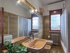 Séchoir à cheveux, bidet, serviettes fournies