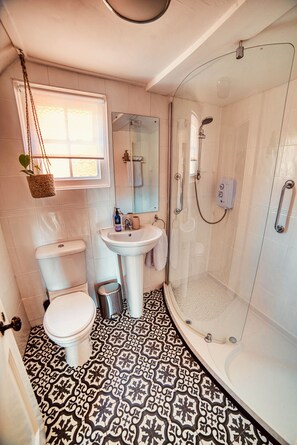Een douche, een haardroger, handdoeken, zeep