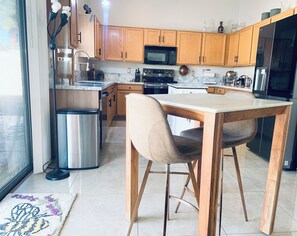 雪櫃、微波爐、焗爐、爐具