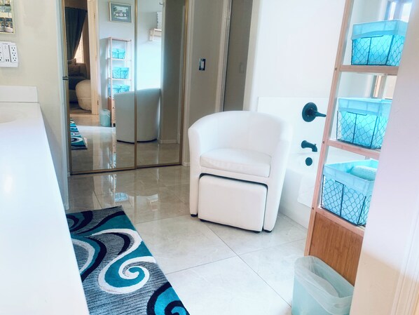 3 habitaciones, escritorio, tabla de planchar con plancha y wifi gratis 