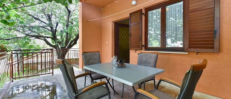 Outdoor dining