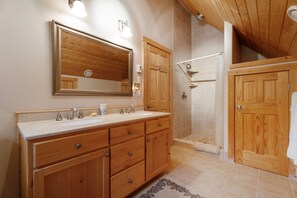 Douche, sèche-cheveux, serviettes fournies, papier toilette