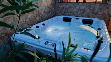 Bañera de hidromasaje cubierta