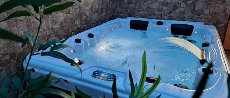 Indoor spa tub