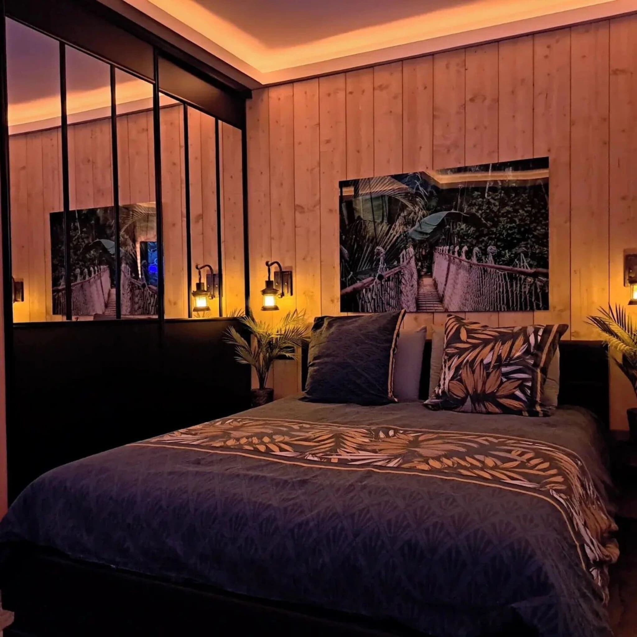 1 slaapkamer, een bureau, een strijkplank/strijkijzer, reisbedje