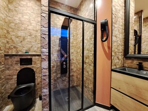 Een haardroger, handdoeken, zeep, shampoo