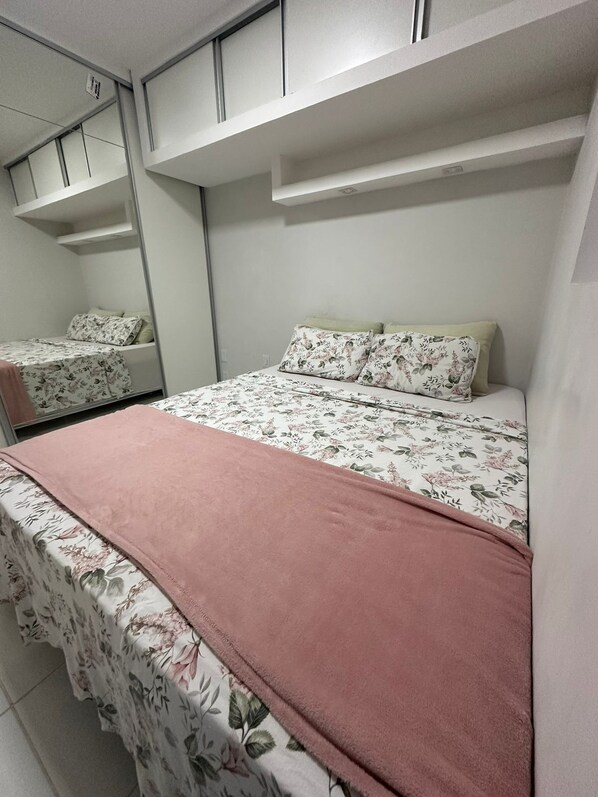 6 bedrooms, iron/ironing board, WiFi - Charmoso apartamento com uma suíte confortável, cozinha completa, wifi e ar (Belém)