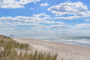 Beach - Sun and Surf Retreat - Papamoa Beach Holiday Home (Papamoa)