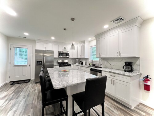 Beach House By The Bay, Sleeps 19, 9 Car Parking, Linen Included