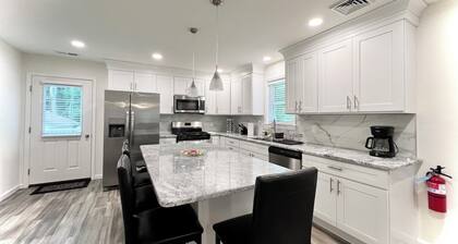 Beach House By The Bay, Sleeps 19, 9 Car Parking, Linen Included