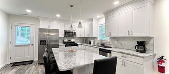 Beach House By The Bay, Sleeps 19, 9 Car Parking, Linen Included