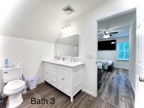 Een douche, een haardroger, handdoeken, zeep