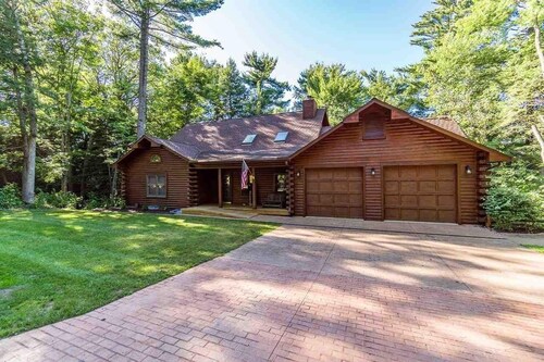 Charming 7-bedroom lodge with AC, WiFi in awesome Lake Delton Wisconsin Dells