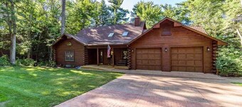 Charming 7-bedroom lodge with AC, WiFi in awesome Lake Delton Wisconsin Dells
