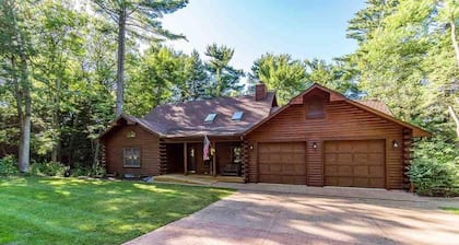 Charming 7-bedroom lodge with AC, WiFi in awesome Lake Delton Wisconsin Dells