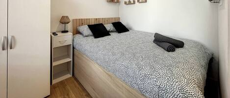 Bureau, accès Internet, draps fournis