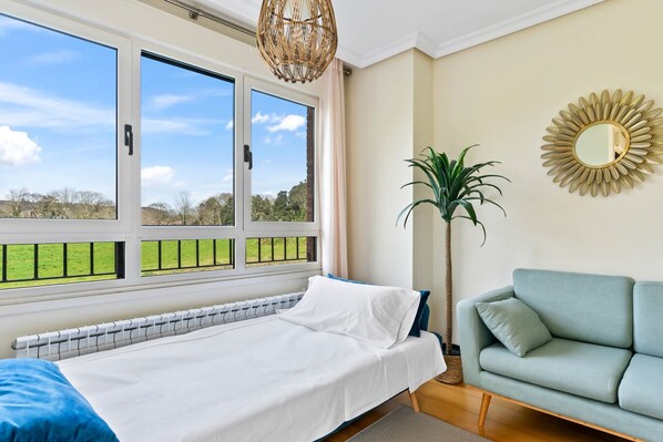 1 bedroom, bed sheets