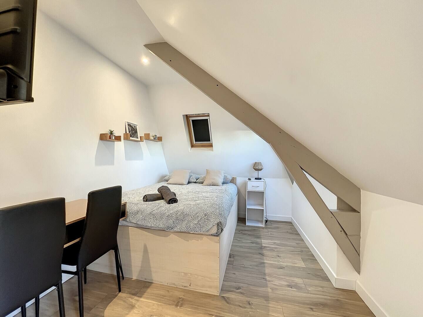 Desk, internet, bed sheets