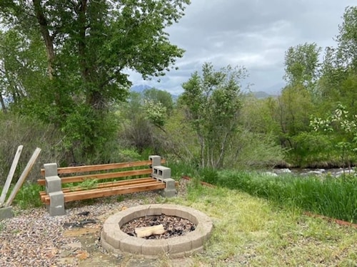 Charming 4-bedroom house on the creek in peaceful Sheridan