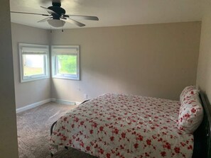 4 makuuhuonetta, silitysrauta/-lauta, vauvan matkasänky, Wi-Fi