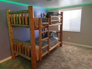 4 Schlafzimmer, Bügeleisen/Bügelbrett, Reisekinderbett, WLAN