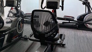Un gimnasio con bicicletas estáticas y una cinta de correr.