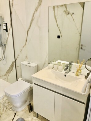 Apartment | Bathroom - Charming Urban Apartment in Porto's Heart (Porto)