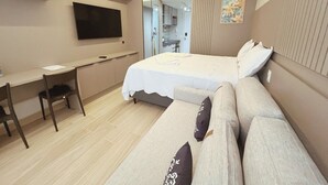A modern hotel room with a bed, a sofa, a desk, and a TV. - Setai Yacht Comfort - By Almare Flats (Joao Pessoa)