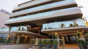 A modern building with multiple balconies and large glass windows. - Setai Yacht Comfort - By Almare Flats (Joao Pessoa)